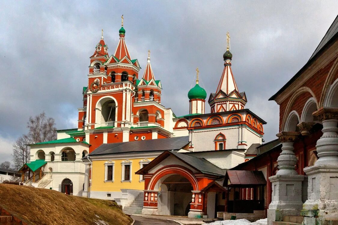 Монастырь в звенигороде. Храм звенигород саввино сторожевский. саввино сторожевский монастырь церковь сергия радонежского. саввино-сторожевский монастырь храмы монастыря. звонница саввино-сторожевского монастыря звенигород.