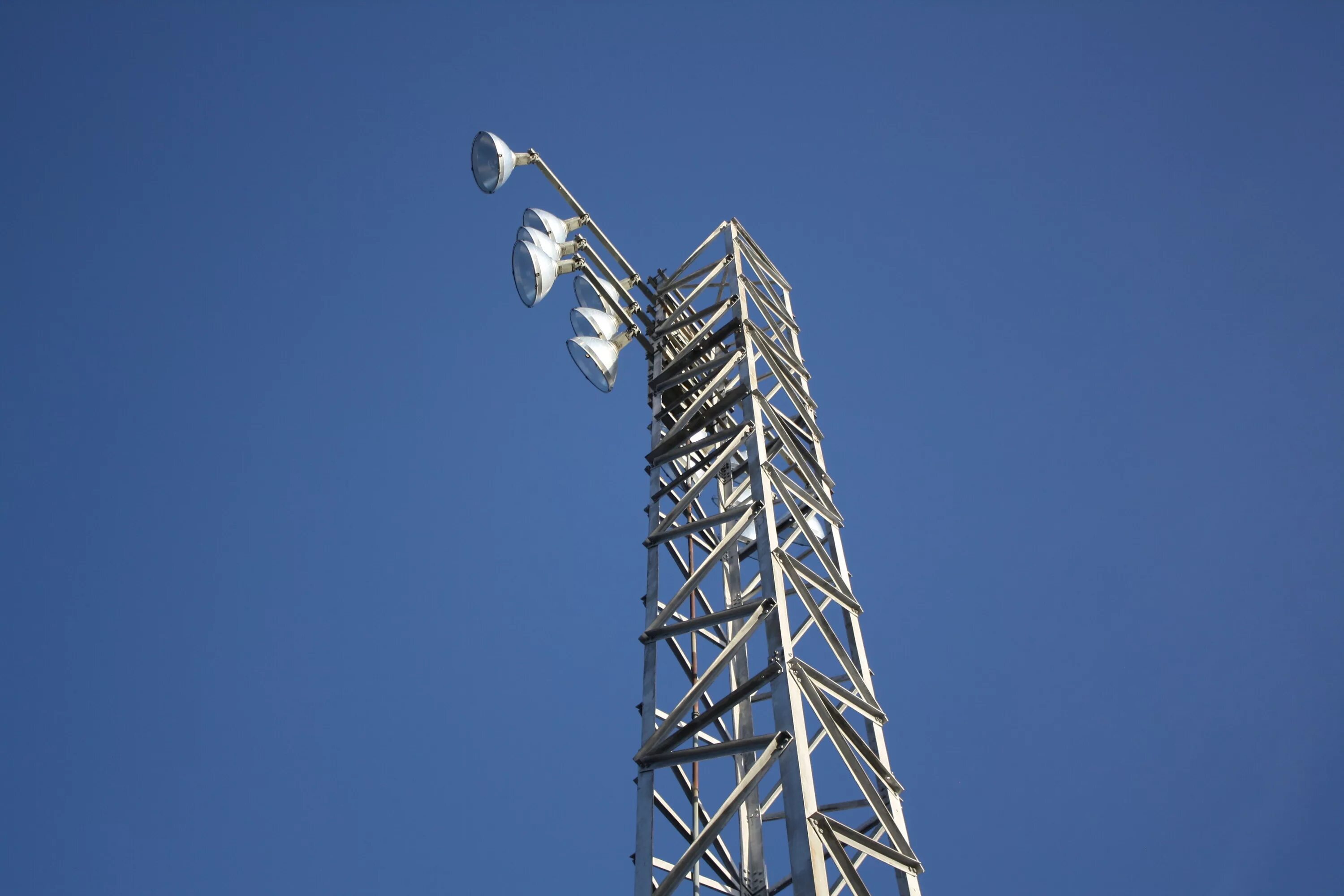 Аренда сотовых вышек. Радиовышка 5 g. Башня сотовой связи. Телевизионная вышка. Зарядное сотовые вышки.