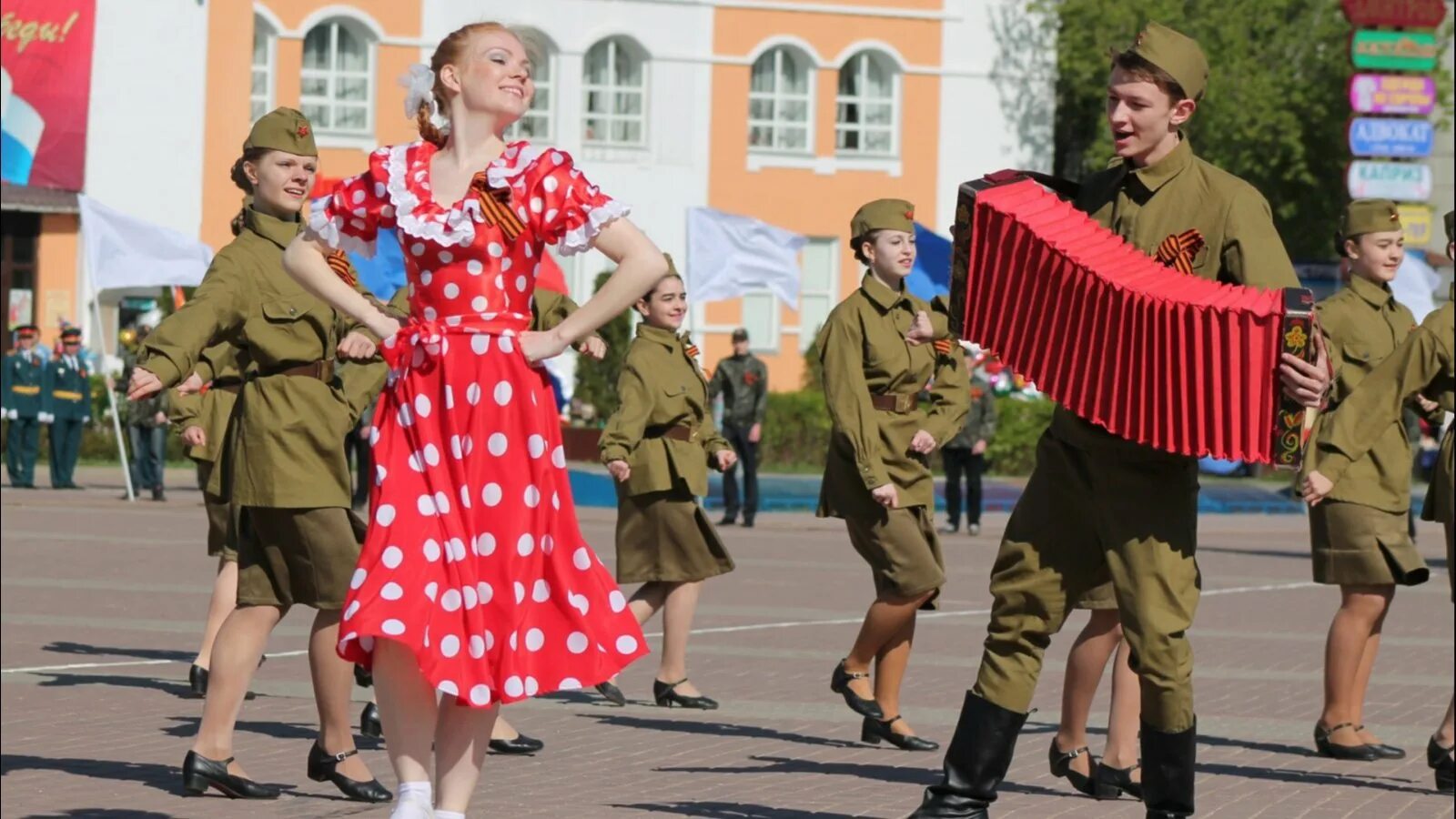 Танец к 9 мая в школе. Празднование дня Победы. С праздником днем Победы. День Победы театрализованное представление. Военные праздники.