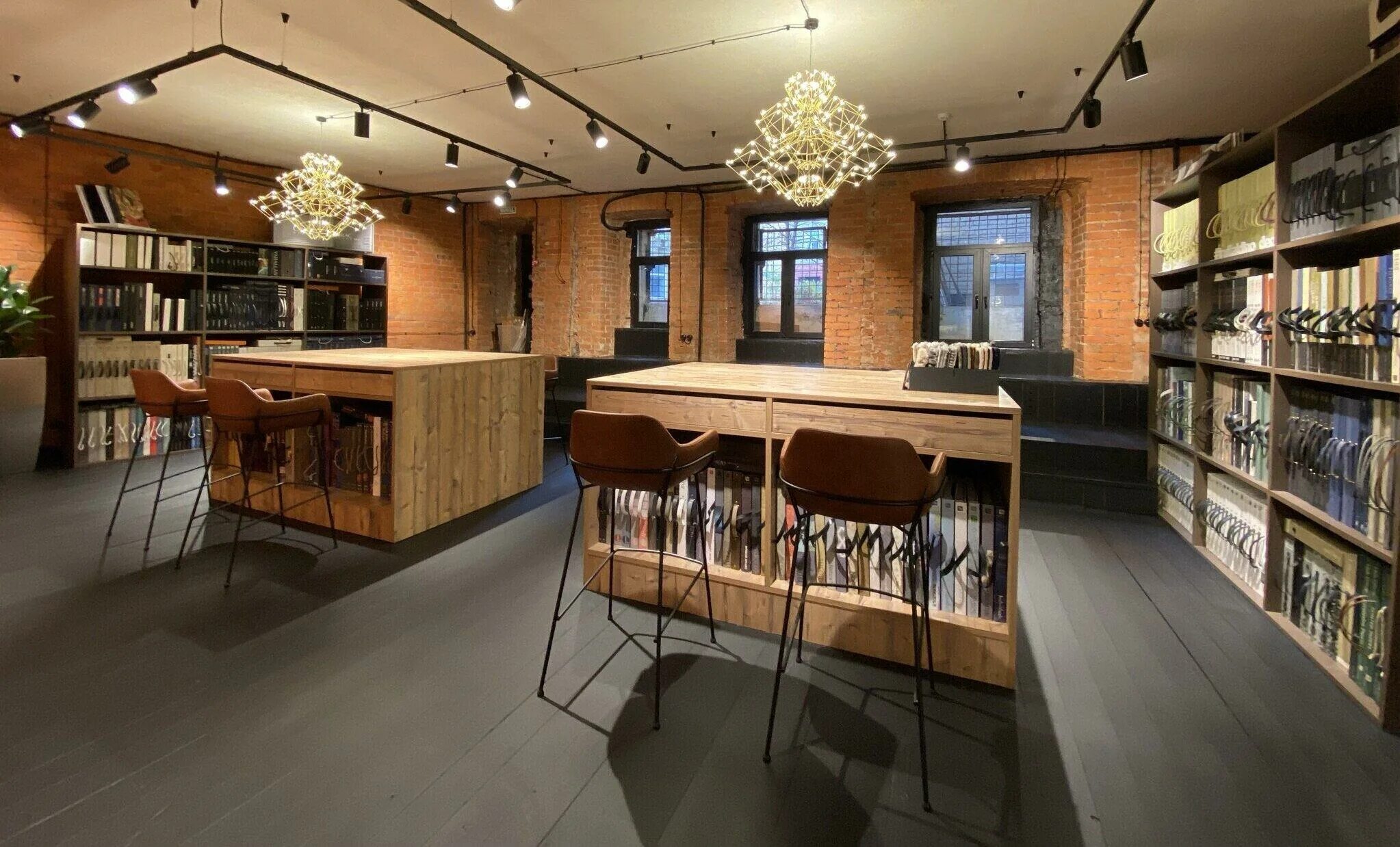 Студия красные ворота. Интерьер гостиной лофт. Гостиница авита красные ворота. Лофт красные ворота. Офис продюсерской компании.