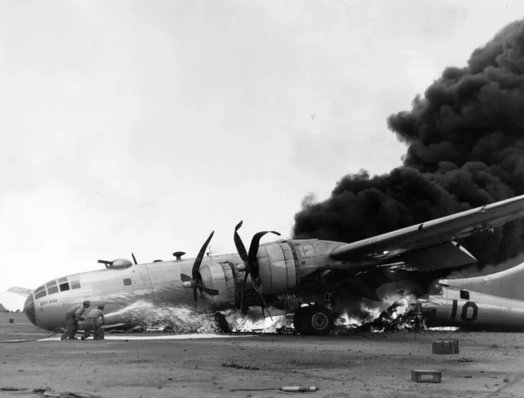 12 апреля 1951. Бомбардировщик b29 1945. B-29 Superfortress 1945. B-29 бомбардировщик вторая мировая.