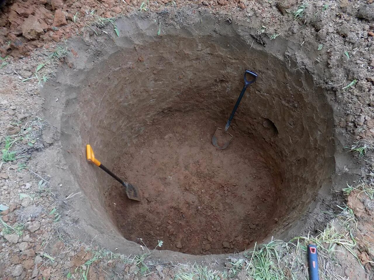 Копка выгребной ямы. Выкопать септик. Ручная копка септика. Копка колодцев. Септик из бетонных колец.