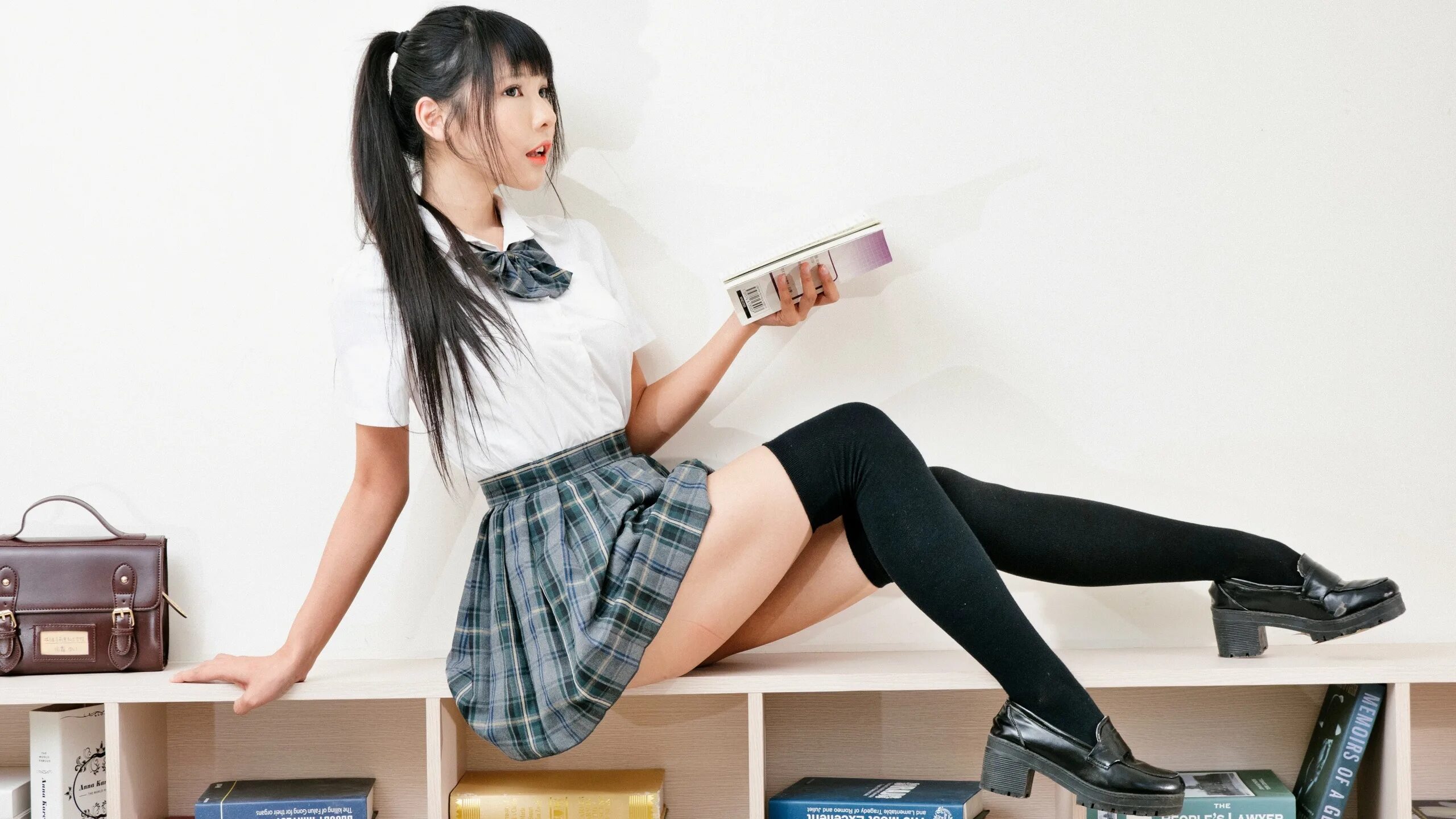 Lee Eun Hye в мини. Lee Eun Hye School. Девушка в юбке.