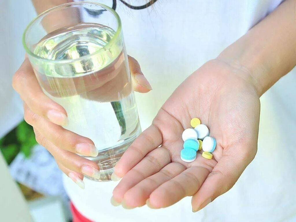 Вода используемая в медицине. Прием лекарств. Таблетки и стакан воды. Пить лекарственных и таблетки.