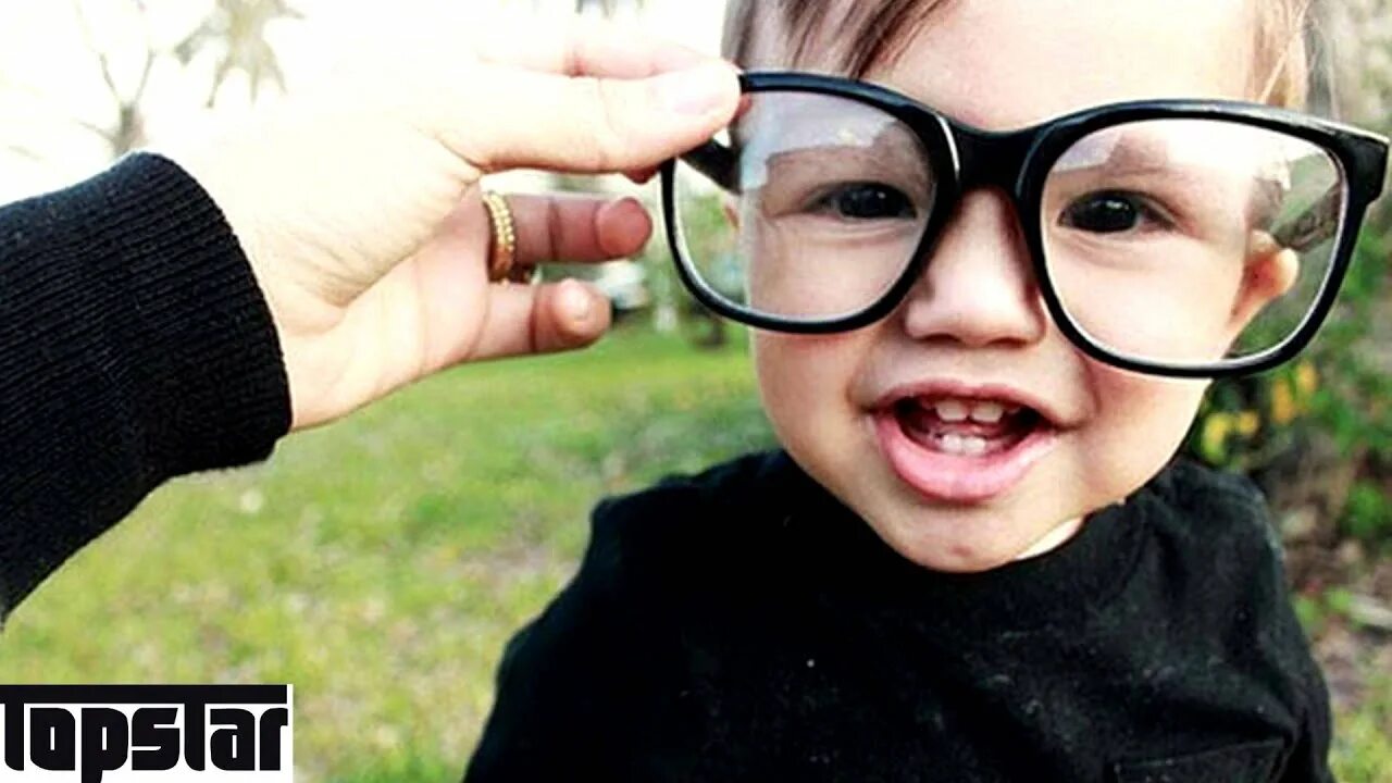 Смешные картинки очков. Дети в очках. Малыш в очках. Маленькие дети в очках. Детские очки для зрения.