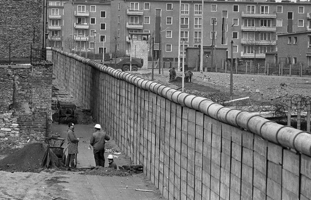 Фрг и гдр берлинская стена. Берлинская стена 1975. Берлинская стена ГДР. Берлинская стена 1982. Берлинская стена СССР.