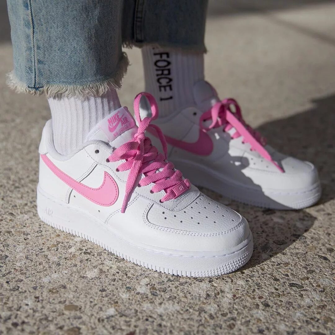 Кроссовки с розовыми шнурками. Nike Air Force 1 розовые. Nike Air Force 1 Pink. Nike Air Force 1 Mid Pink. Air Force 1 розовые женские.