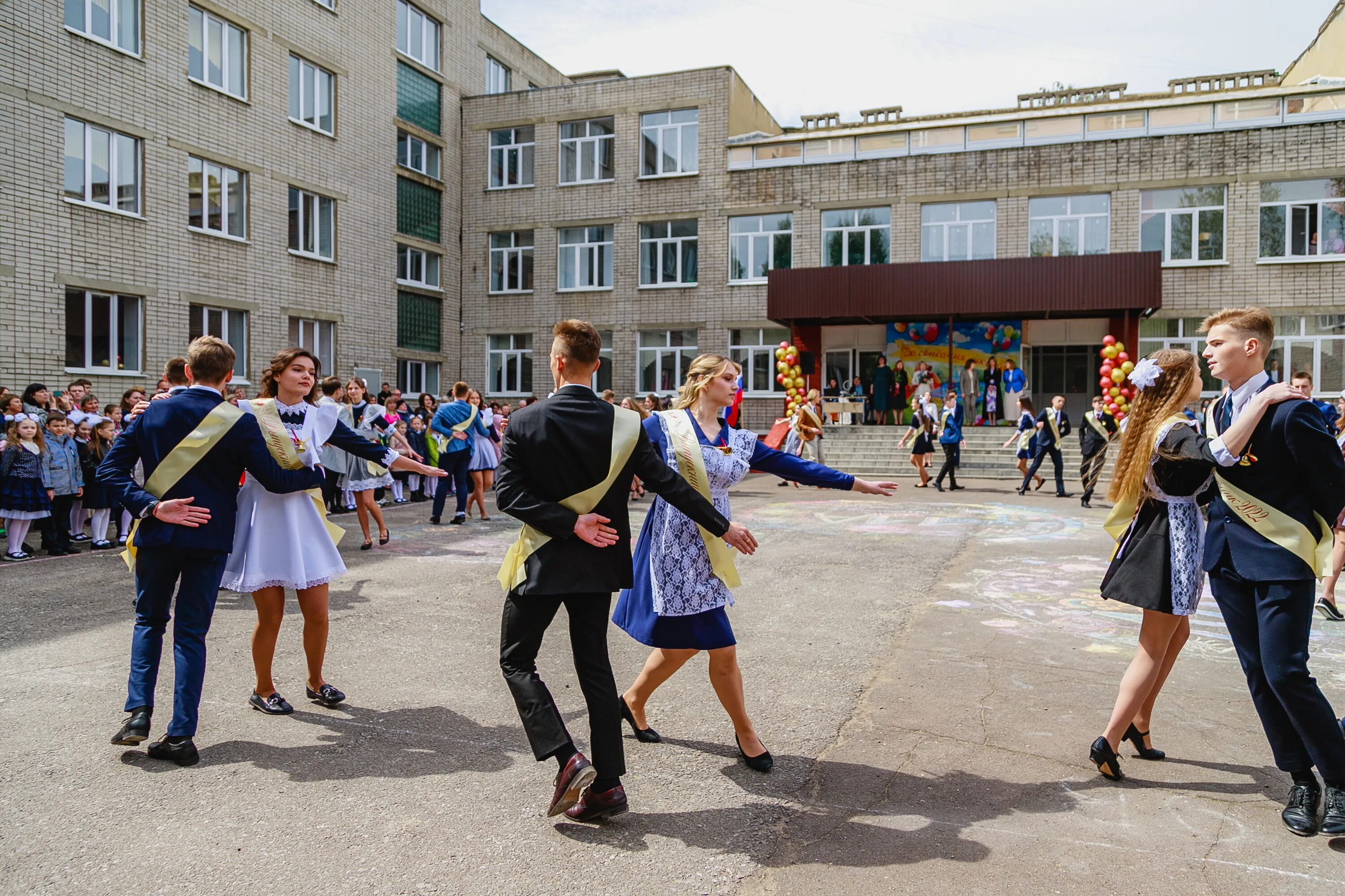 Последний звонок 2022г. Школа 33 Липецк 2022г. Школа 11 Липецк. Школьники выпускной.