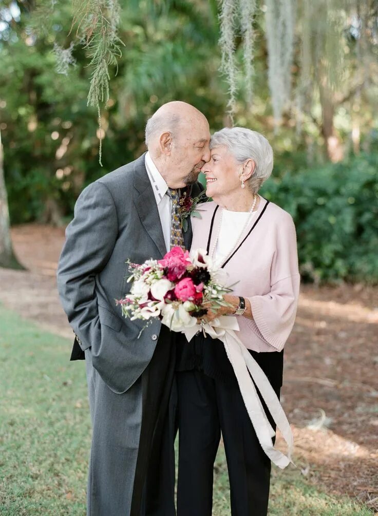 Старики молодожены. Пожилая пара свадьба. Юбилей у Стариков свадьбы. Свадьба пенсионеров.