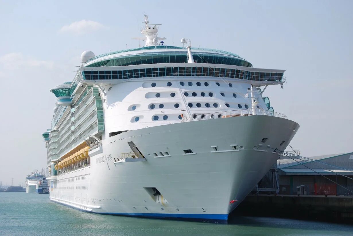 самый большой в мире круизный лайнер harmony of the seas. роял карибиан лайнер. круизный лайнер гармония морей/harmony of the seas. самый большой корабль в мире круизный лайнер. круизный лайнер oasis of the seas.