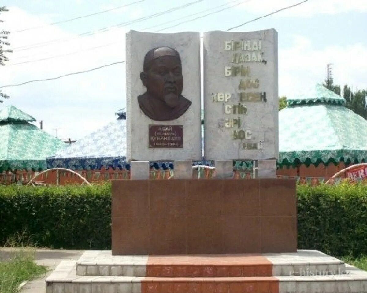 Абай тараз. Памятник Абаю Кунанбаеву (Москва). Памятник Абаю Кунанбаеву Кокшетау. Памятник Абаю в Таразе. Памятник Абаю Кунанбаев семей..