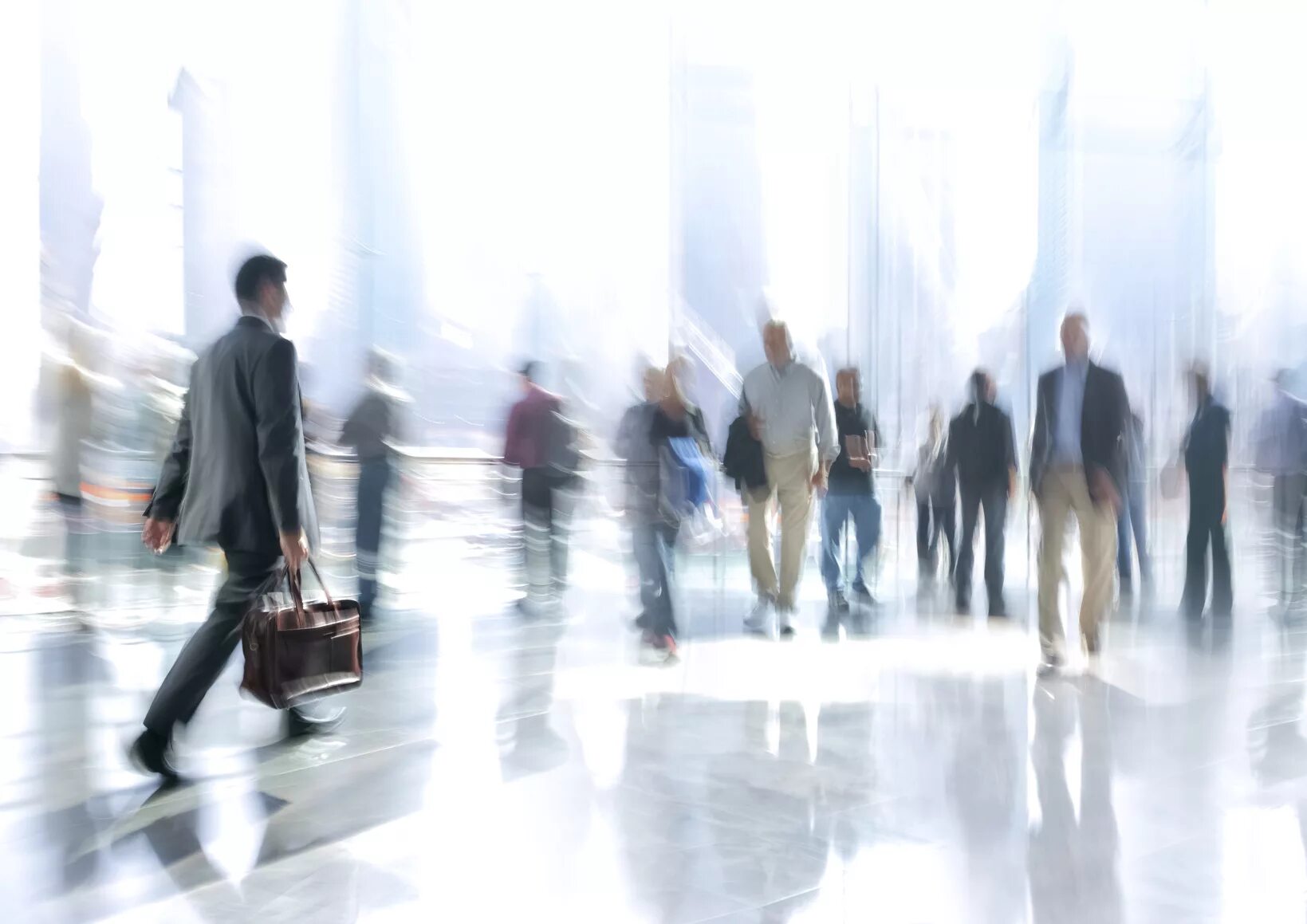 быстро идущие люди. ходьба. люди идут на работу. люди идут по улице. ходить пешком.