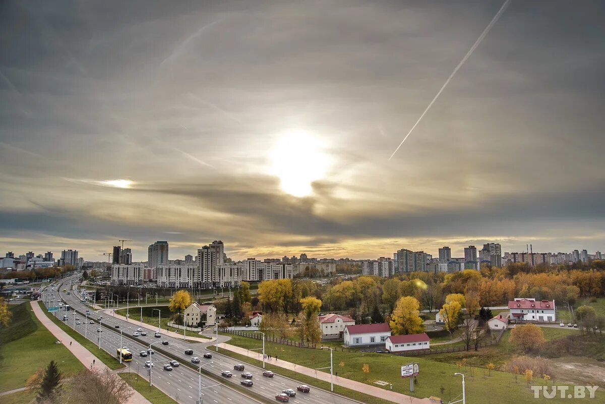 Московский наблюдать. Солнечное гало над Минском. Минск улица гало. В небе над Минском. Кольцо вокруг Строгино в небе.