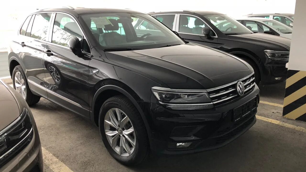 Volkswagen tiguan 2.0 tdi. Фольксваген Тигуан 2021 черный. Volkswagen Tiguan Exclusive 2021 черный. Фольксваген Тигуан 2 черный 2022. Фольксваген Тигуан черный 2022 черный.