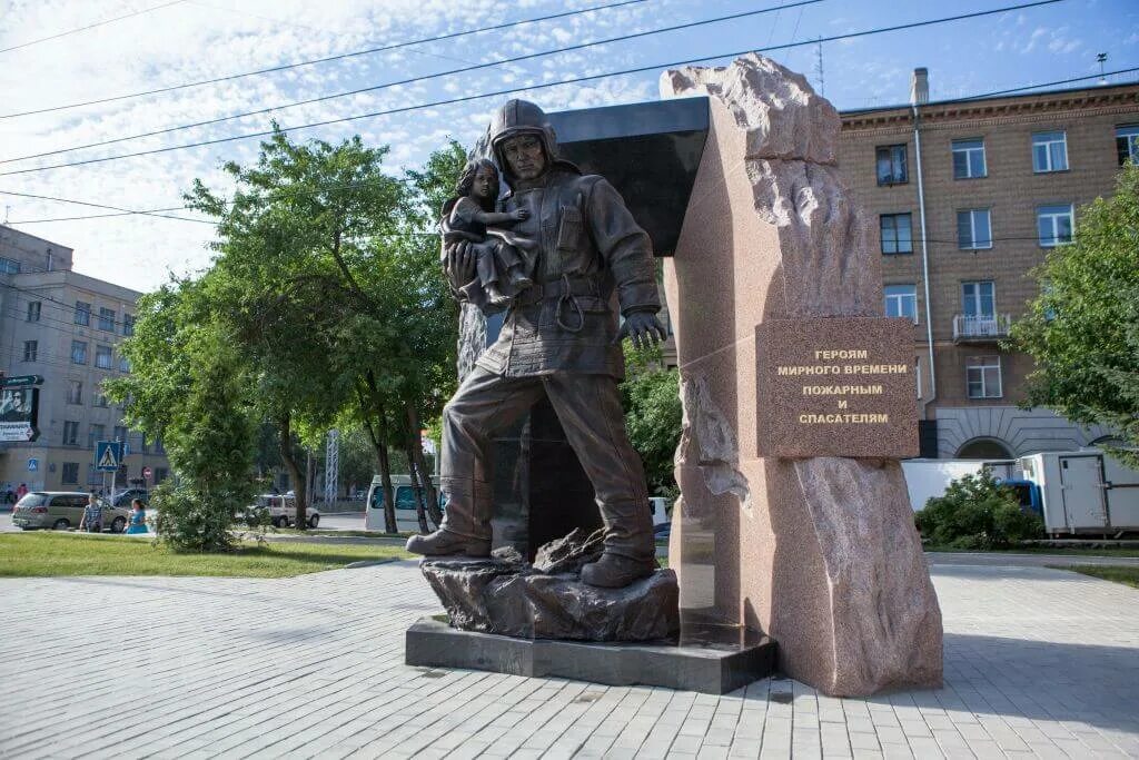 Памятник пожарному в Новосибирске. Памятник пожарным и спасателям Новосибирск. Памятник героям мирного времени Новосибирск. Памятник героям мирного времени пожарным и спасателям Новосибирск.