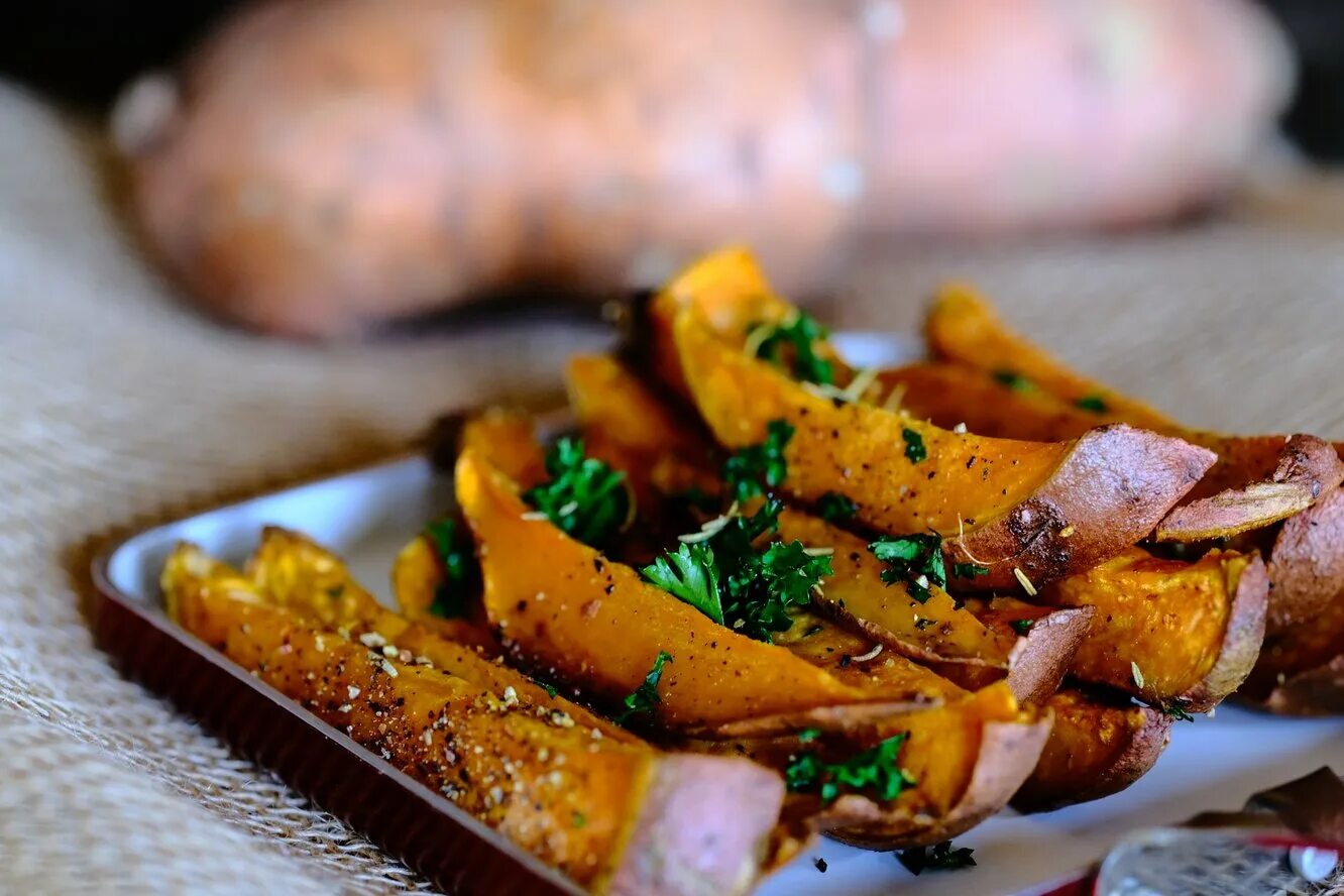 Как вкусно приготовить батат. Батат еда. запеченный батат с соусом айоли. блюда из батата рецепты с фото. блюдо из батата и соуса отдель в африке.