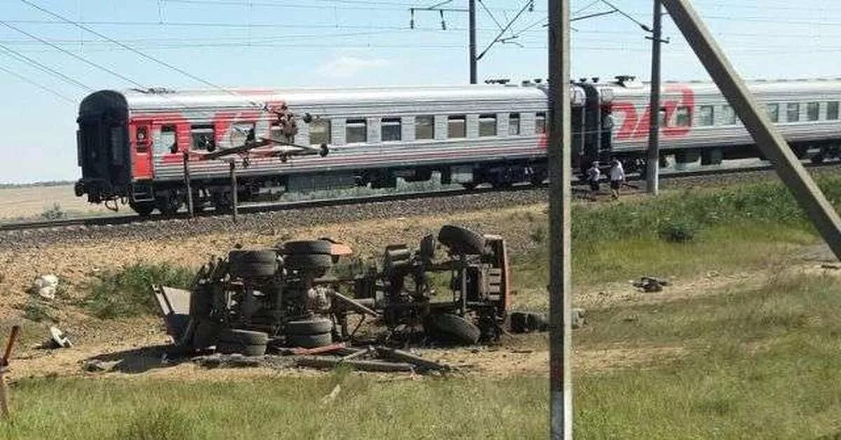 Авария на железной дороге. Столкновение поезда с КАМАЗОМ. Аварии на ЖД переездах с военными.
