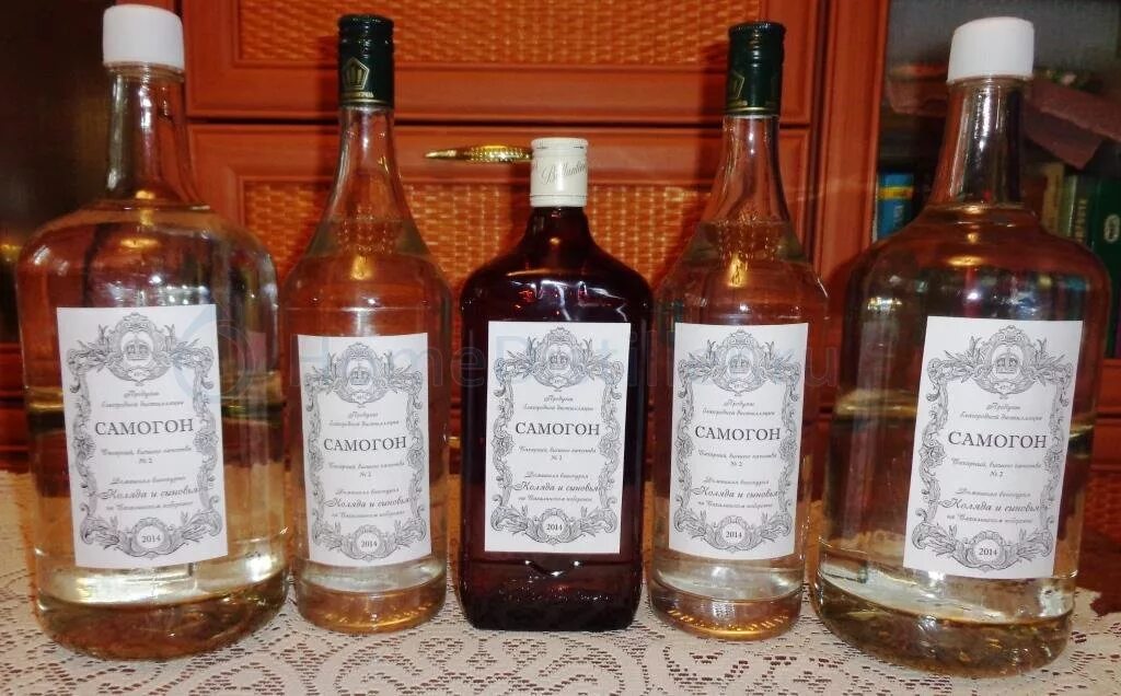 Надпись деревенский самогон. Слеза подрядчика этикетка. Моргунов самогонщики. Бутыль тз самогогонщиков. Самогон подрядчика.