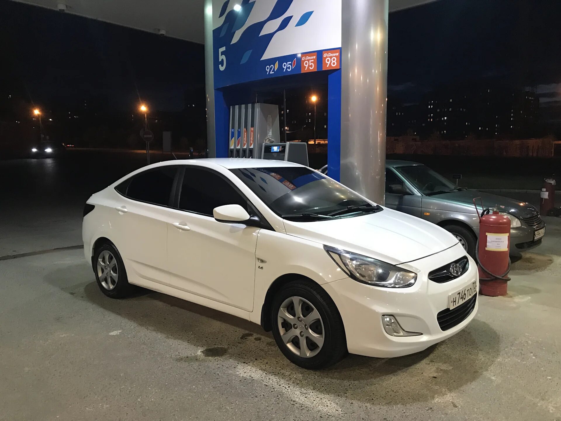 Солярис волгоград. Солярис Хендай 2012г 1.6. Hyundai Solaris 1.6 MT 2012. Hyundai Solaris продаётся. Hyundai Солярис белый 15-го года белая дверь правая.