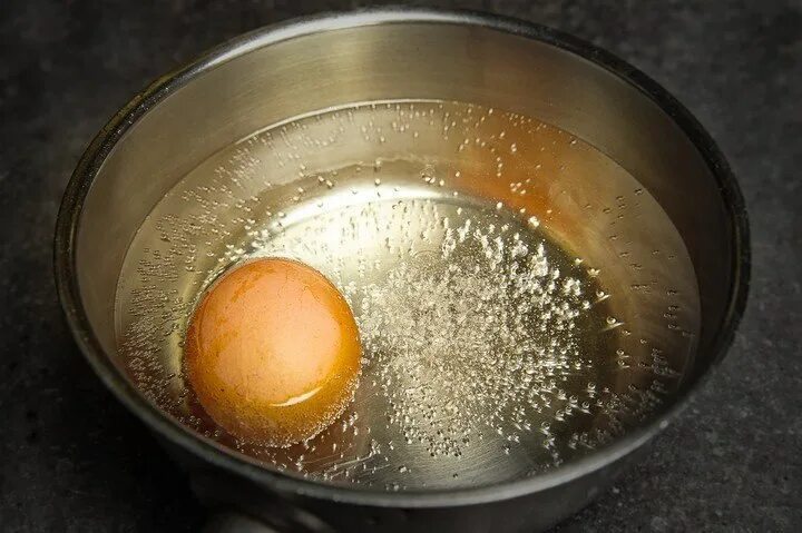 Яйца в кастрюле. Zqwf d RFCN.HTK. Яйца варятся. Яйцо в кастрюле с водой. Варить 10 часов