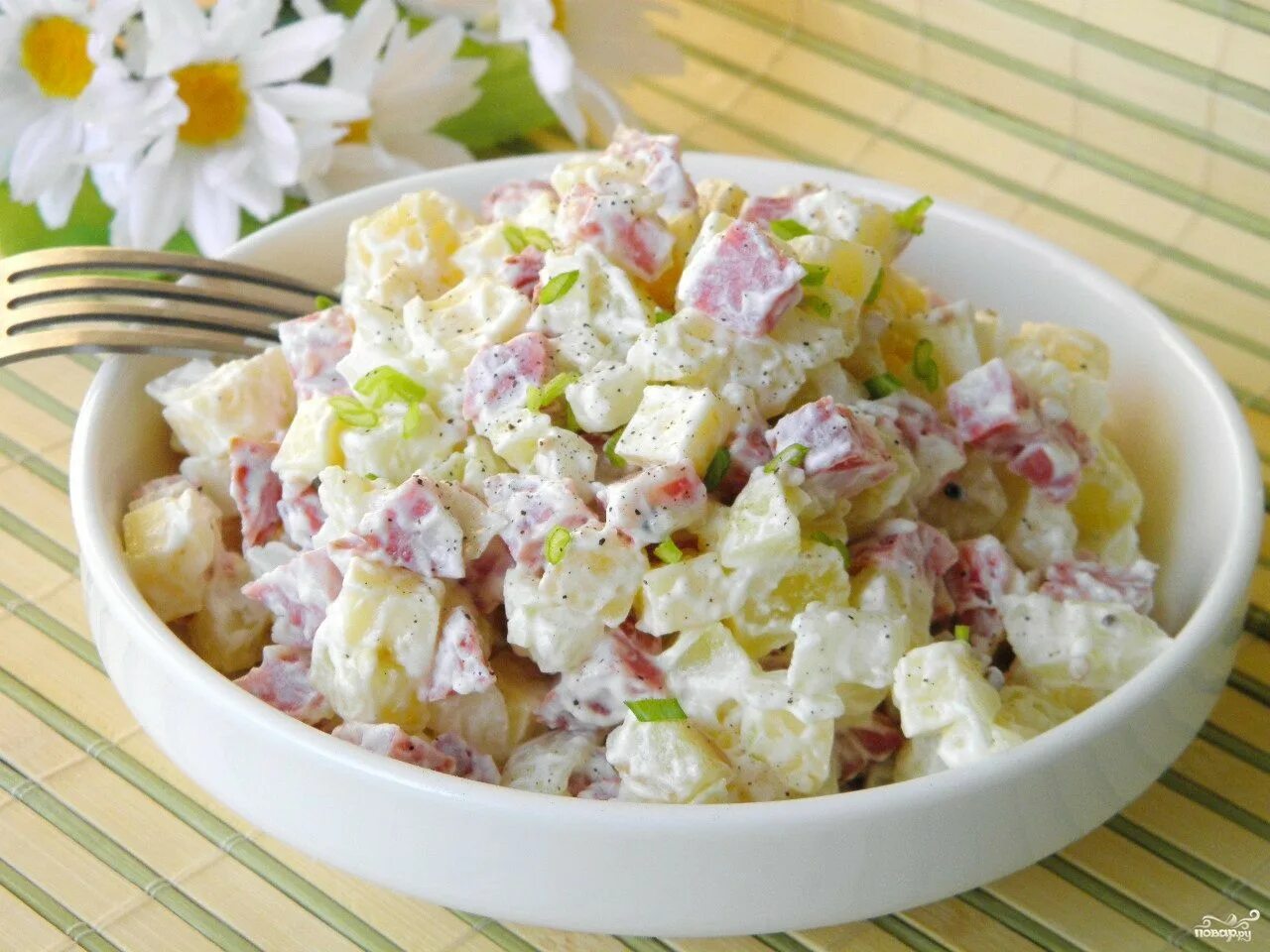 Салат сыр рецепт с фото. Салат с сыром. Салат с пармезаном. Салат с тертым сыром. Салат посыпанный сыром.
