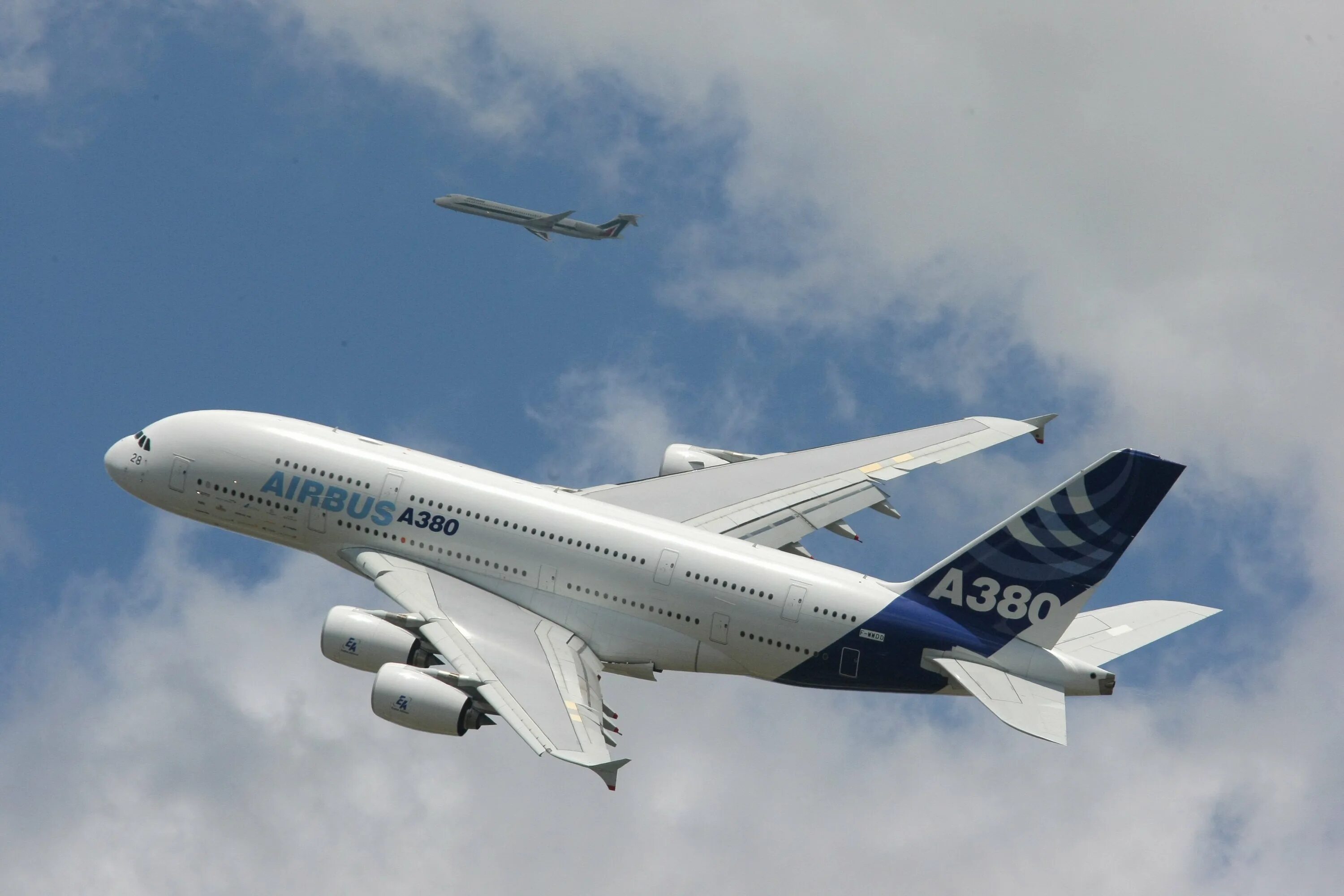 Самолет Аэробус а380. Airbus a380 пассажирский самолёт. Самолет Эйрбас 380. Авиалайнер Airbus а380.