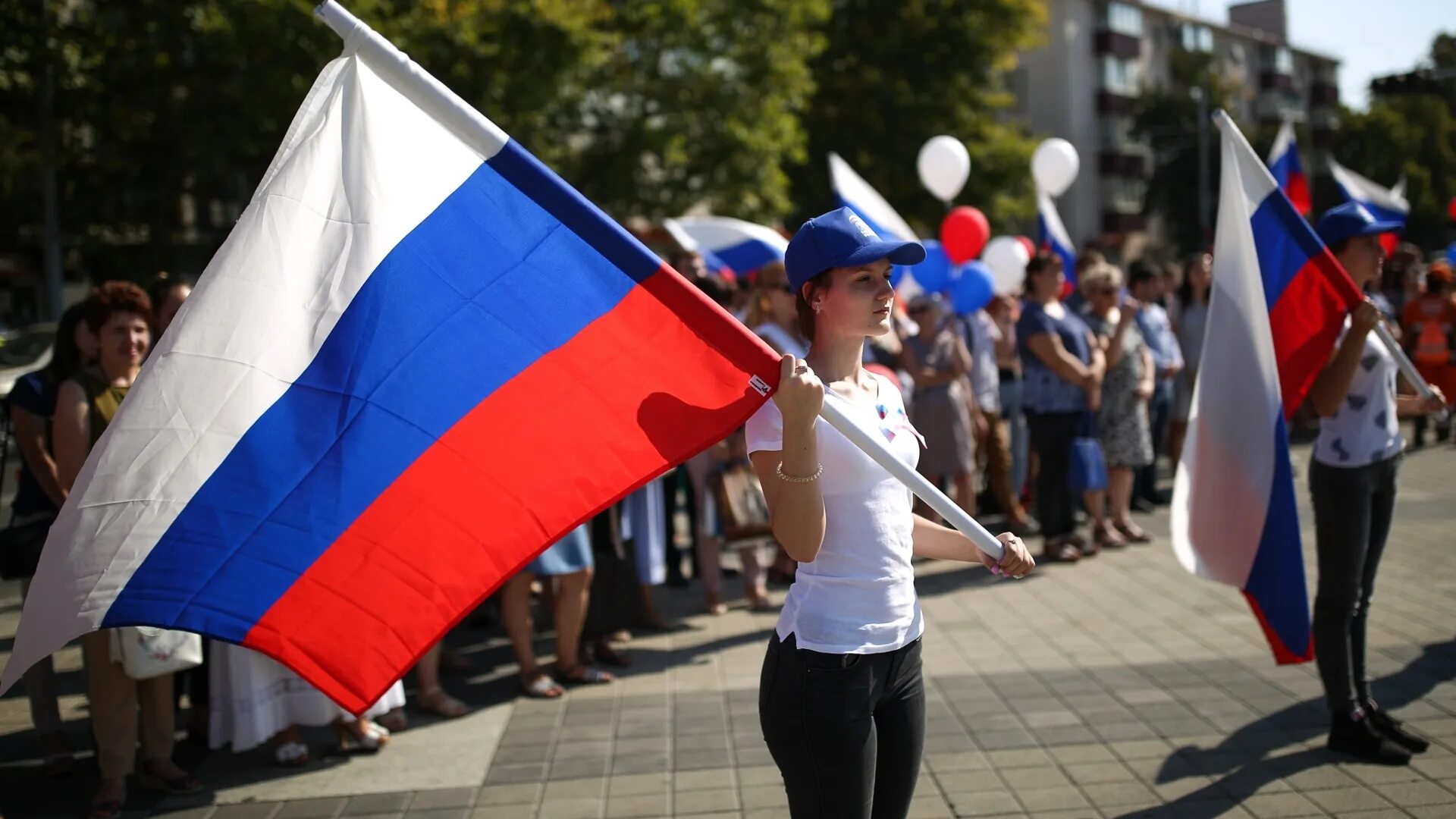 Молодежь с российским флагом. Человек с флагом. Флаг российский. День флага.