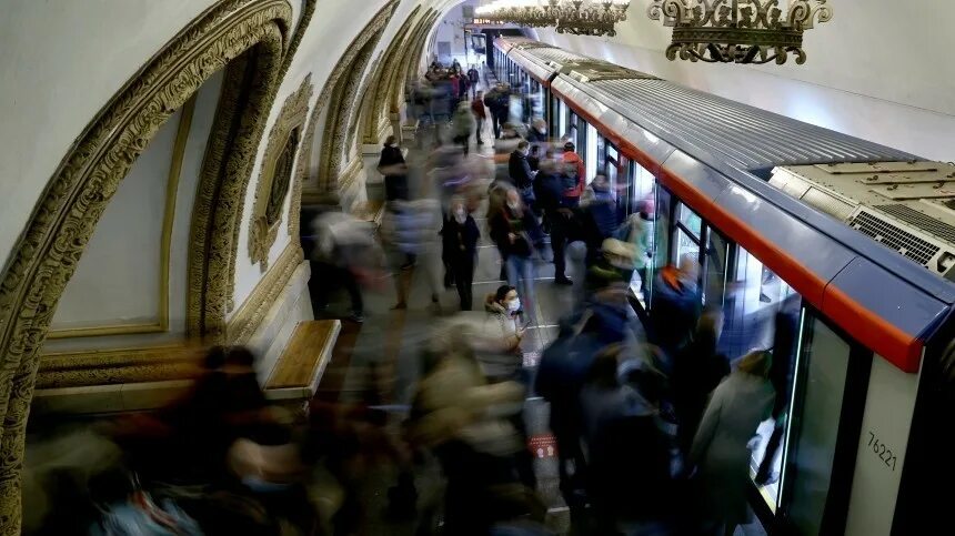 Мужчина толкнул под поезд. Поезд метро. Поезд призрак в Московском метро.