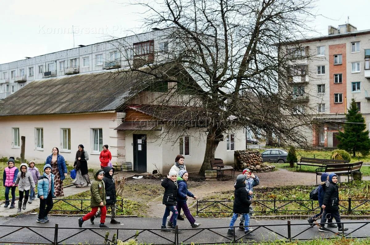 Соседских поселках. Цыгане-Котляры Осельки. Верхние Осельки цыгане. Осельки школа цыгане. Цыганская школа.