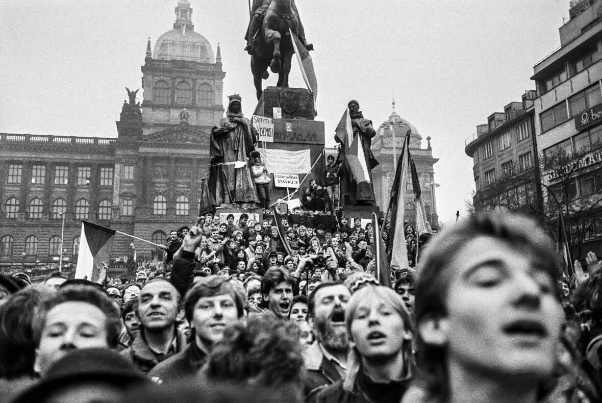 Революция стран европы. Революция в чехословакии 1989. бархатная революция 1989. бархатные революции 1989-1990 гг в восточной европе. бархатная революция 1989 г в чехословакии.