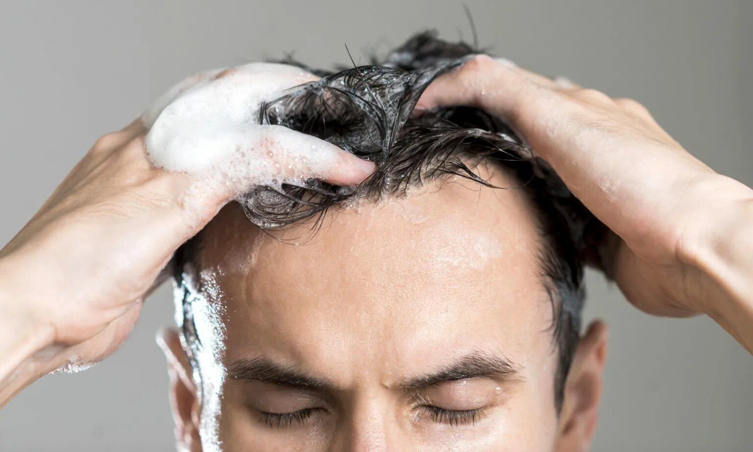 Мытье волос. Мытье головы мужское. Шампунь для головы. Мытье волос мужчина.