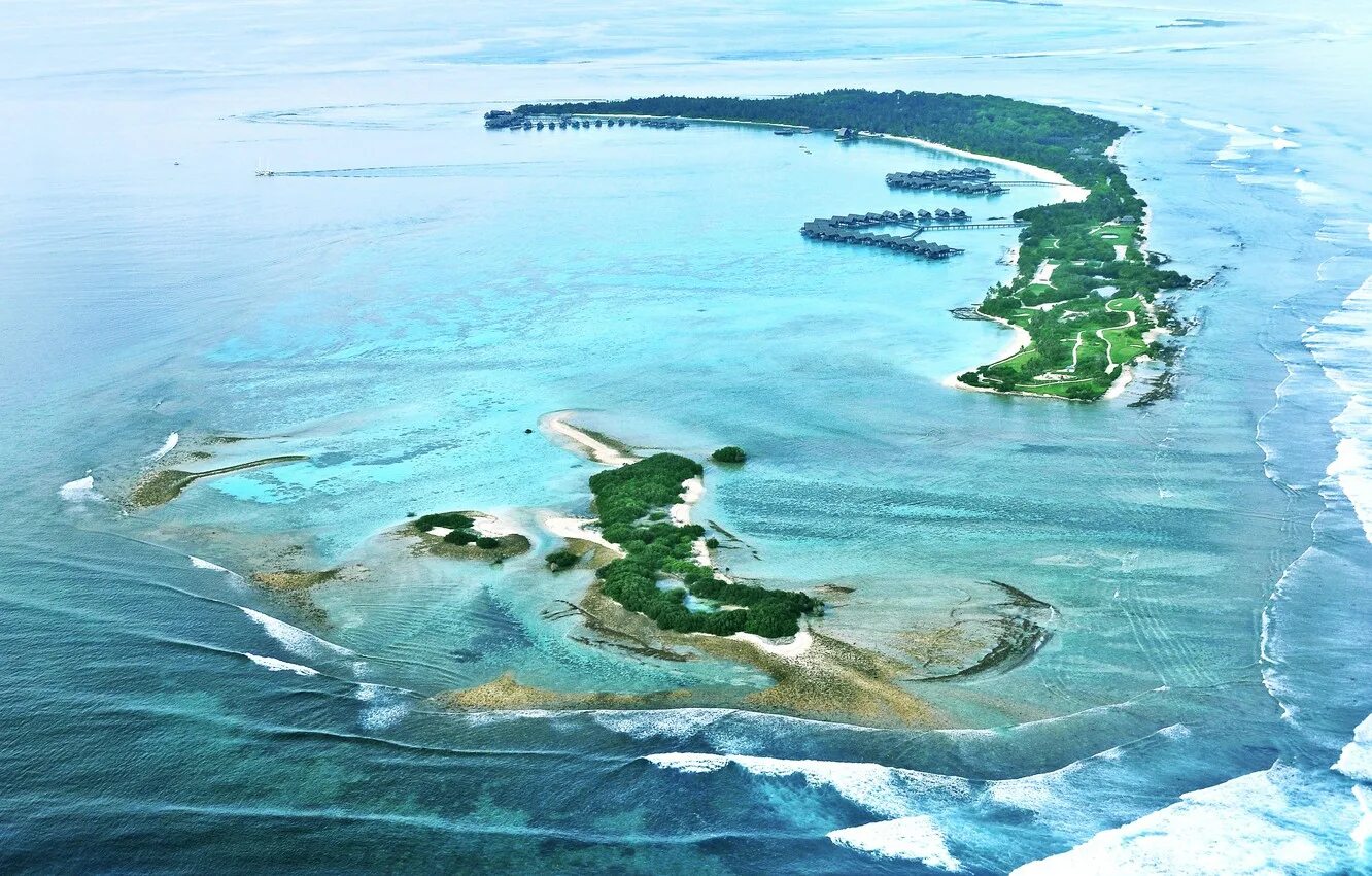 Океан и два острова. Мальдивы архипелаг. Архипелаг Сабана. Индийский океан Мальдивы. Архипелаг Палау.