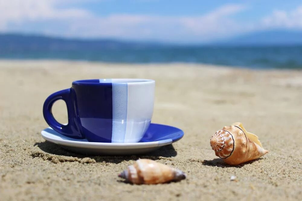 Sea coffee. Чашка кофе на море. Доброе утро море. Утро на море с кофе. Чай на берегу моря.