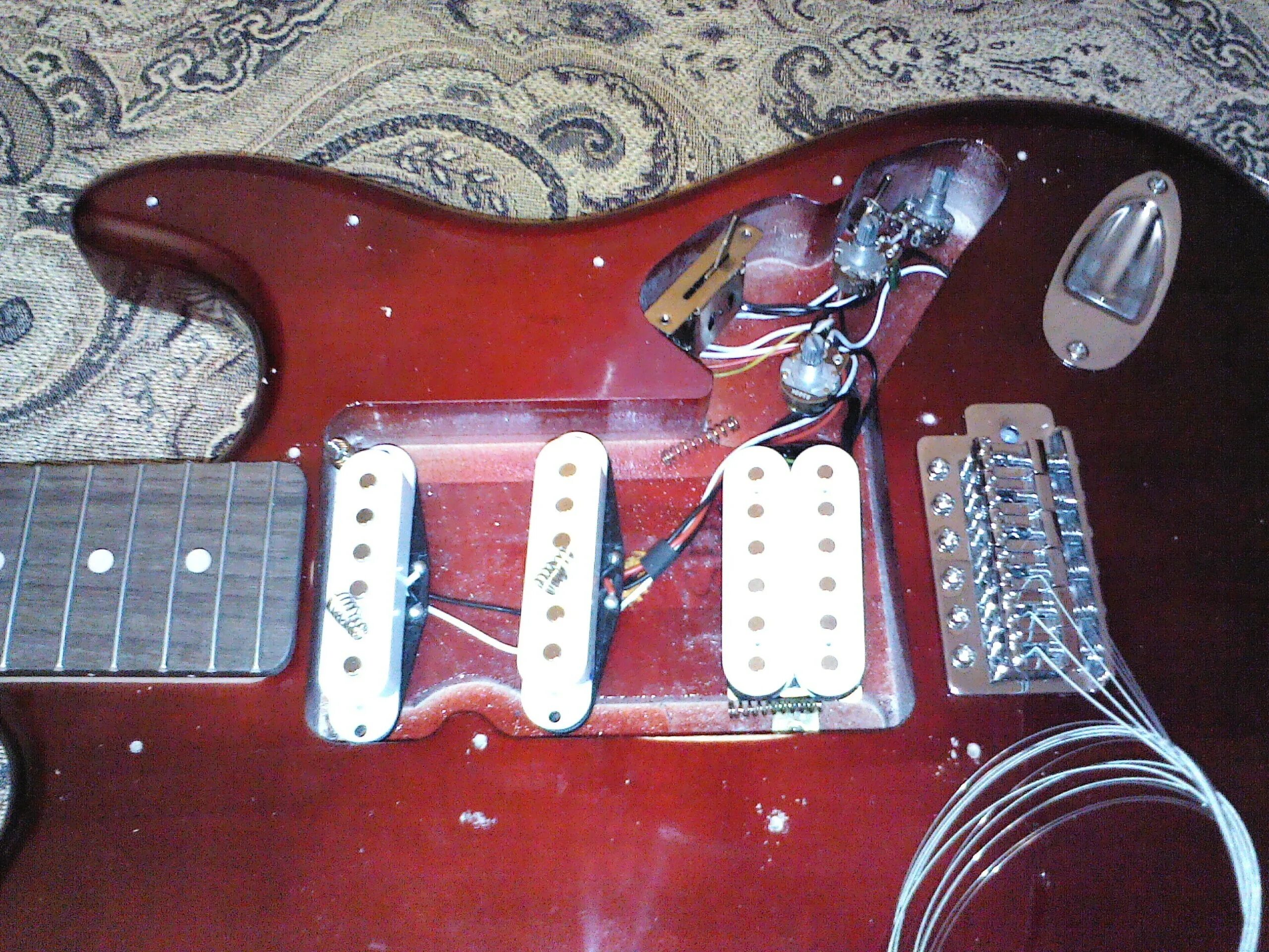 Fender stratocaster экранирование. Экранировка бас гитары. Экранировка стратокастера. Экранирование электрогитары. Экранирование электрогитары.