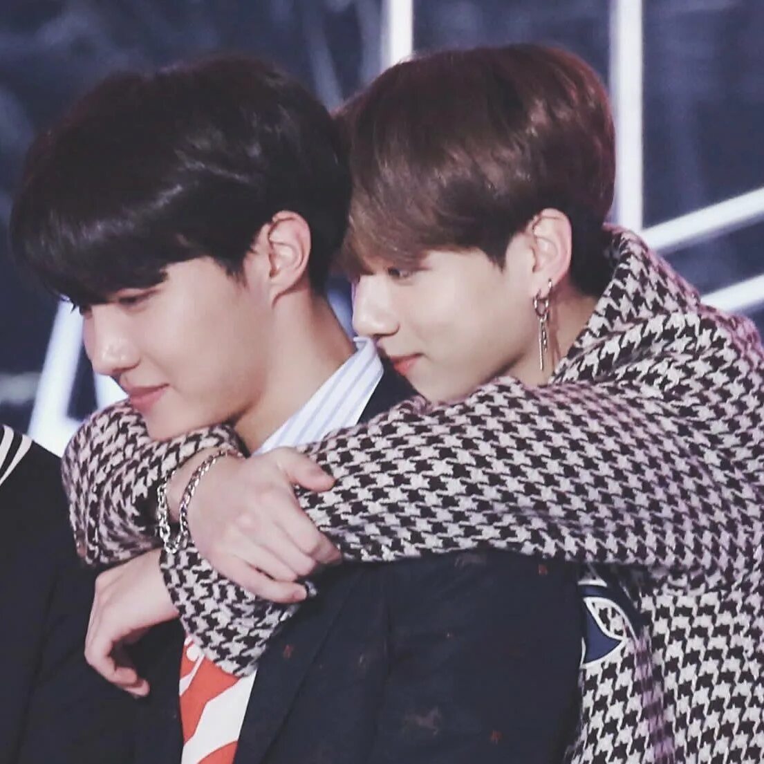 Аю и ви. Сынмин и минхо. Чимин чонгук и ви. Аю и ви. Чон хосок поцелуй.