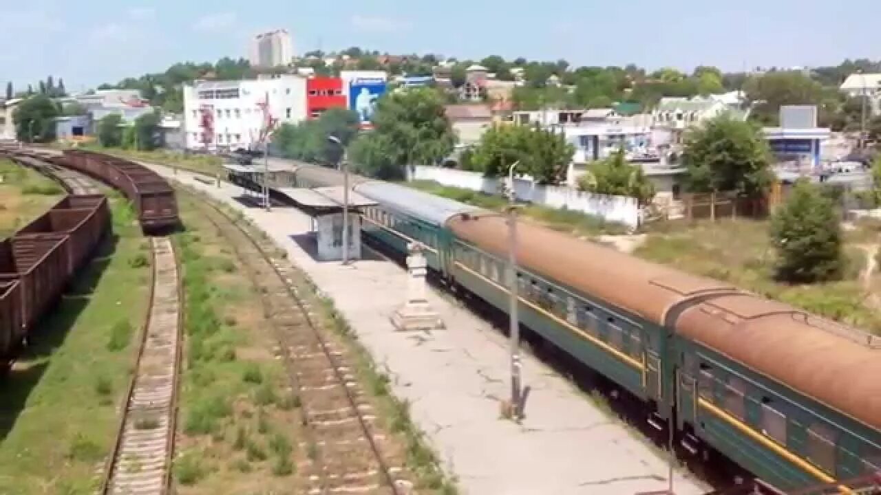Поезд Chisinau Bucuresti. 2тэ10л 2077. Станция Гидигич. Станция Кишинев.