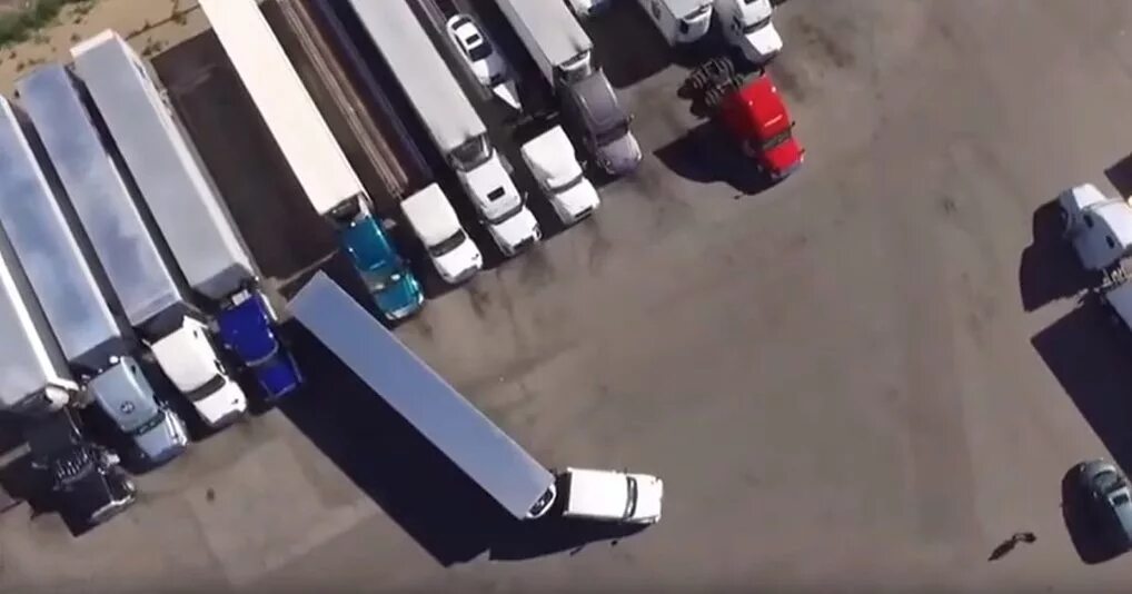 Дтп на оз молле краснодар. Фура с прицепом. Техника вождения автомобиля с прицепом задним ходом. Автошкола на фуре. Фура задним ходом.