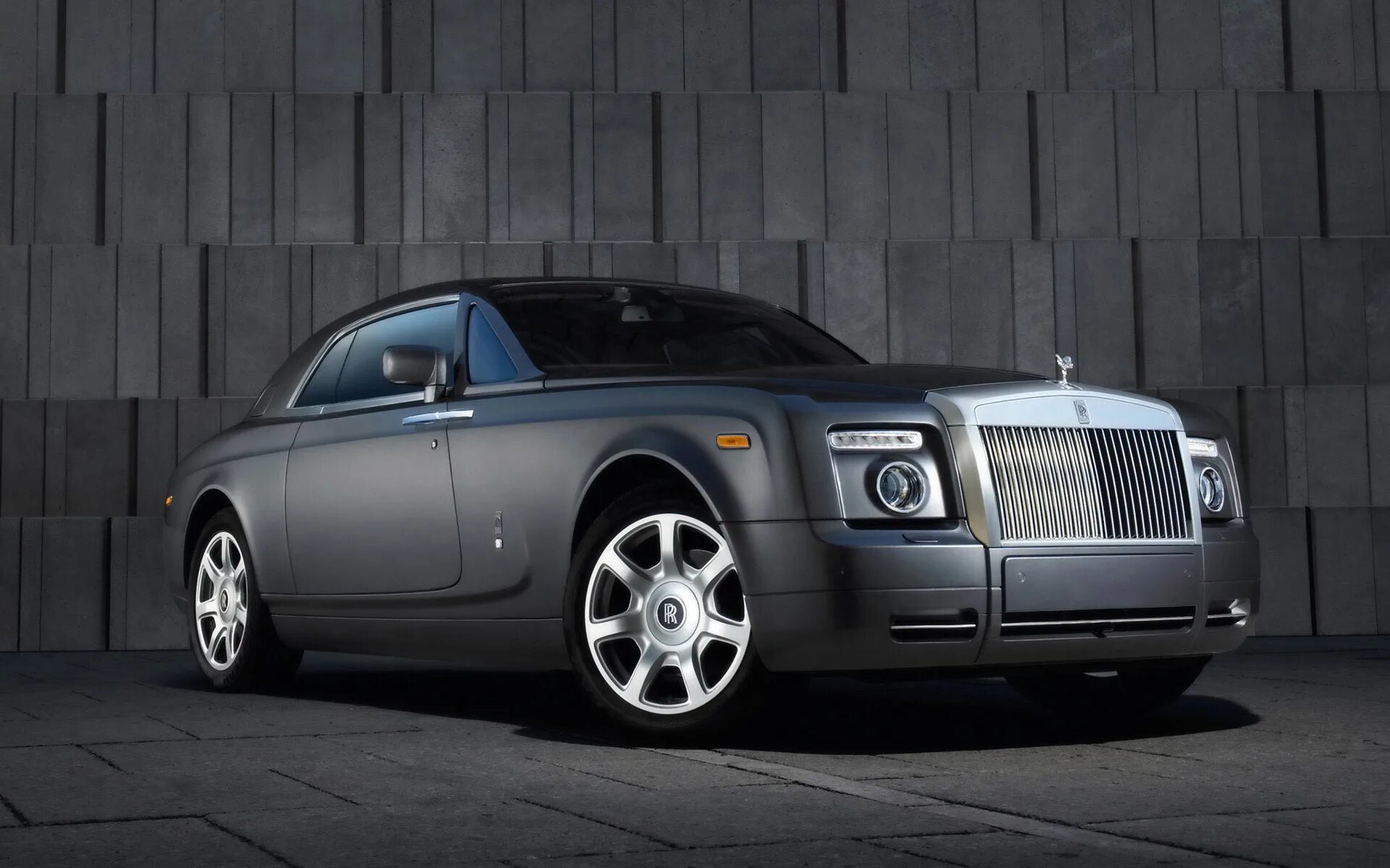 Похожие на роллс ройс. Машина Роллс Ройс Фантом. Роллс Ройс купе. Rolls Royce Phantom купе. Роллс Ройс Фантом купе 2008.