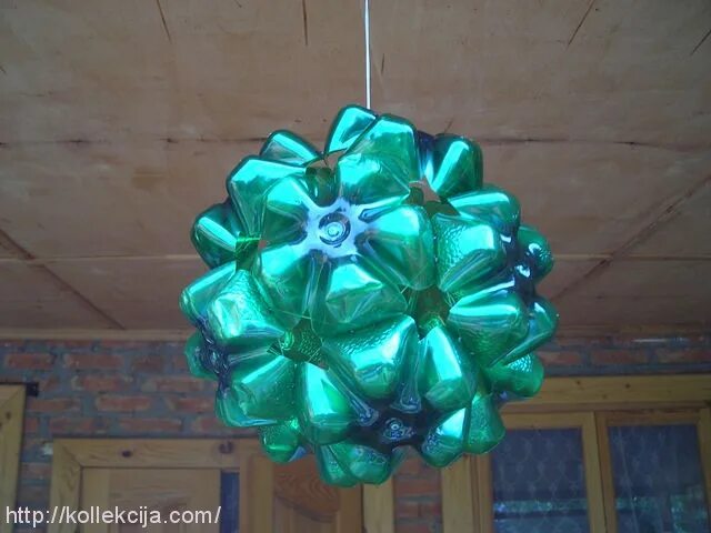 шар из пластмассовой бутылки. изделия из пэт. игрушки на уличную елку своими руками. новогодняя игрушка из пластиковой бутылки. шары из пластиковых бутылок.