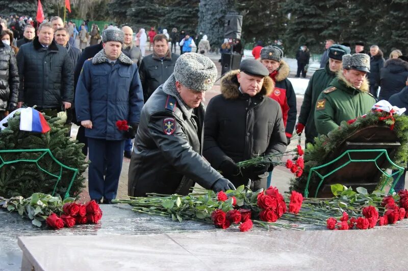 Курск новости на сегодня военные последние происшествия. Годовщина освобождения Курска. Возложение цветов освобождению Курска. 8 Февраля освобождение Курска. Памятник освобождавшим Курск.