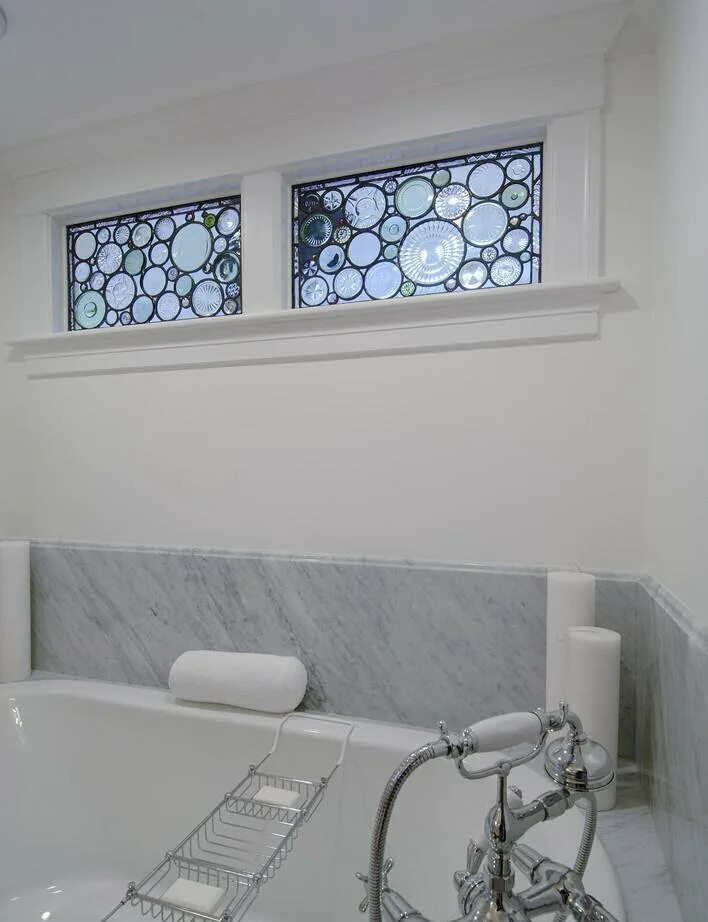 Для чего окно в ванной в хрущевке. Окно между ванной и кухней. Окно в ванную. Декоративное окно в ванной. Световое окно в ванной.