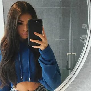 Девушка фоткается перед зеркалом