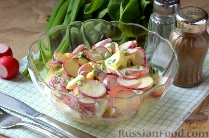 Колбаса редиска. Салат с редиской и яйцом. Салат с курицей,редиской,яйцом и сметаной. Салат свежие огурцы яйца помидоры черный перец сметана. Салат "время чудес".