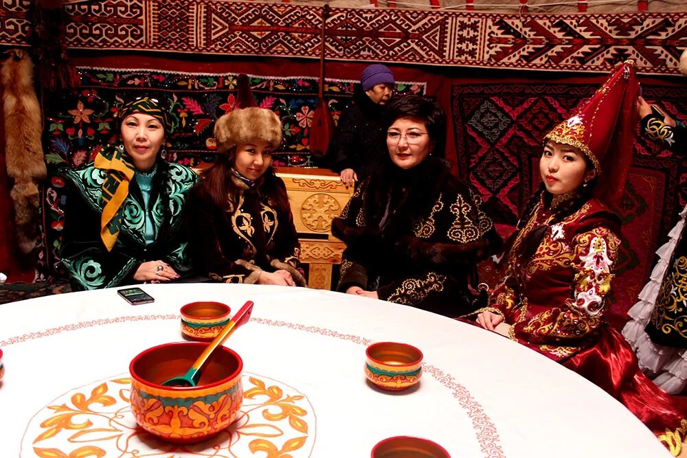 Сколько дней отдыхает казахстан на наурыз 2024. С праздником Наурыз. Празднование Наурыза в Казахстане. Фотозона на Наурыз. Наурыз мейрамы картинки.