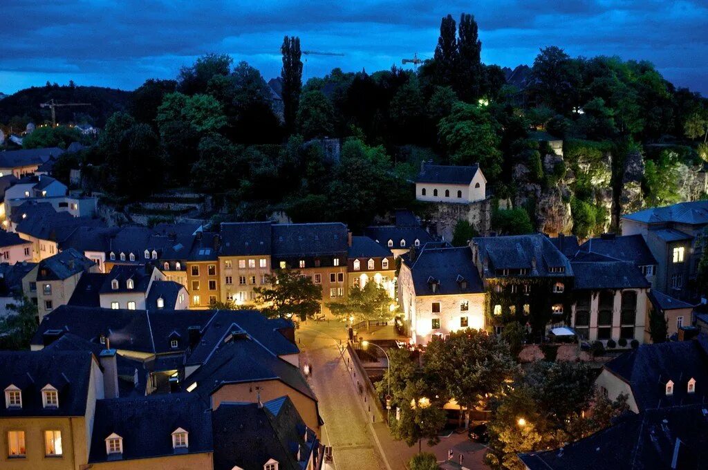 Люксембург фото. Ночной Люксембург. Люксембург ночью. Люксембург красивый. Люксембург самые красивые места.