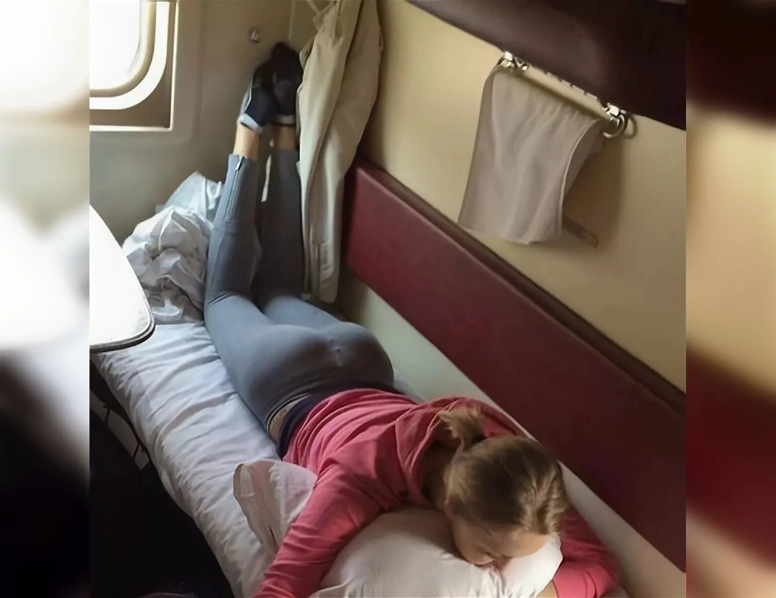 Девушки в плацкартном вагоне. Спит в поезде. Спящие девушки в поезде. Девушка в поезде. Попутчица в поезде.