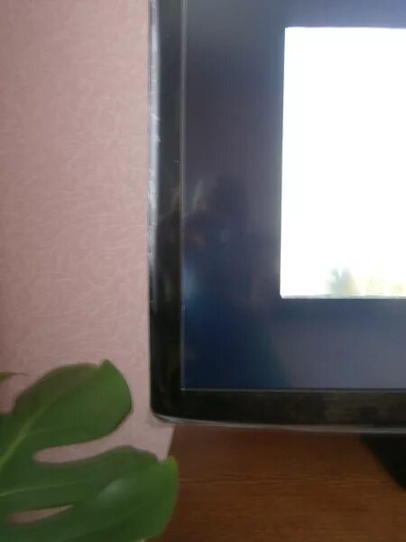 Тёмное пятно на экране жк телевизора. Белые точки на мониторе. Темные пятна на телевизоре samsung. Белые точки на экране телевизора. Белые пятна на телевизоре lg.