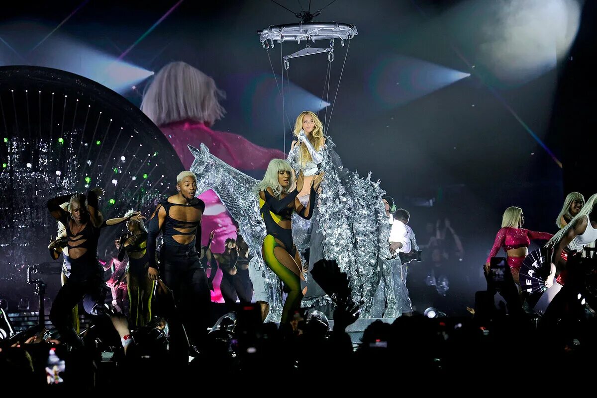 Концертные туры 2023. Renaissance World Tour 2023 - Beyoncé. Beyonce Tour 2023. Бейонсе Ренессанс концерт. Бейонсе тур Ренессанс костюмы.