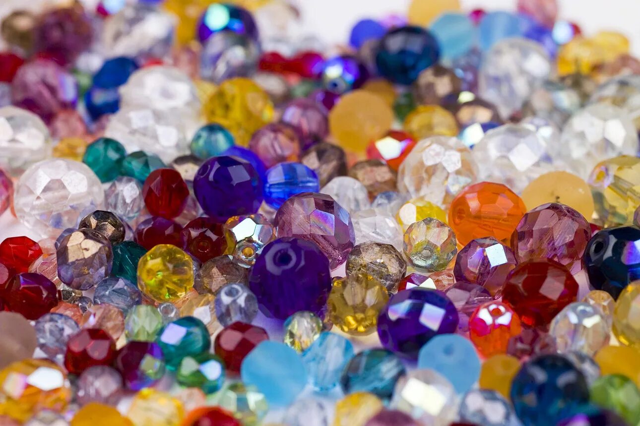 Бисер бусины стразы. Бусины для бисероплетения. Бусинки для бисера. Бусины для бисера разноцветные. Бисер и бусины.