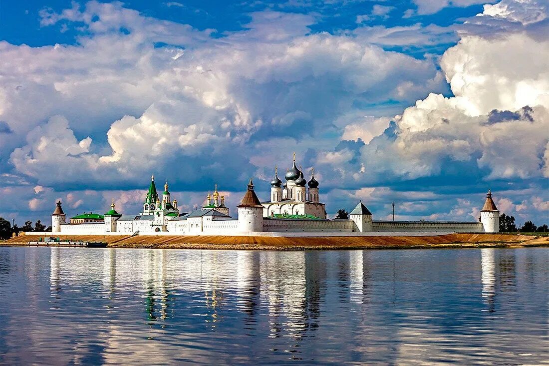 Монастырь на левом берегу. Макарьевский монастырь Нижегородская область. Макарьев Желтоводский монастырь. Свято-Троицкий Макарьевский Желтоводский монастырь Нижегородская. Желтоводский Макариев монастырь Нижегородская область.